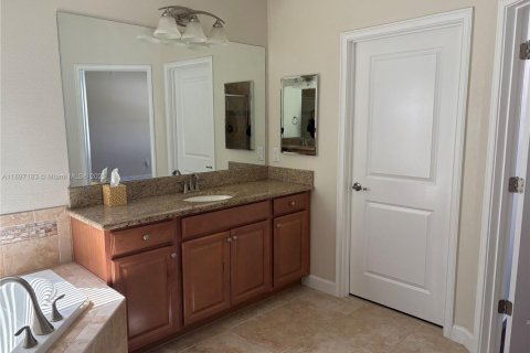 Casa en venta en Kissimmee, Florida, 5 dormitorios № 1952581 - foto 25