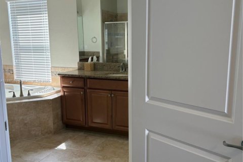 Casa en venta en Kissimmee, Florida, 5 dormitorios № 1952581 - foto 21