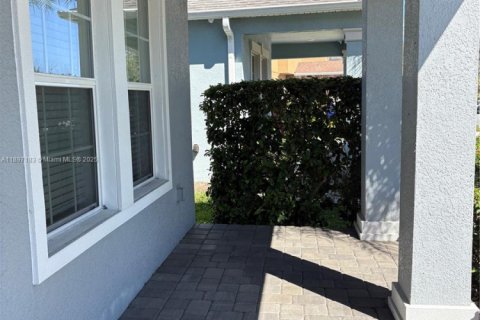 Casa en venta en Kissimmee, Florida, 5 dormitorios № 1952581 - foto 4