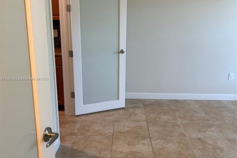 Casa en venta en Kissimmee, Florida, 5 dormitorios № 1952581 - foto 13