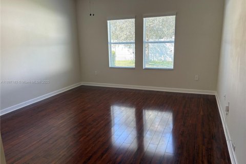 Casa en venta en Kissimmee, Florida, 5 dormitorios № 1952581 - foto 18