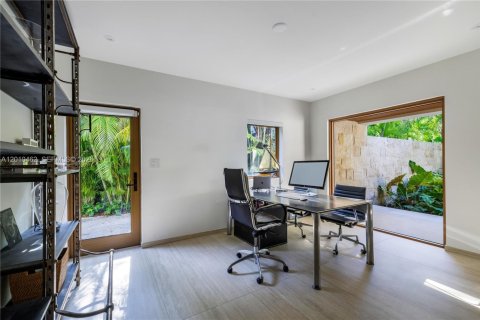 Villa ou maison à vendre à Miami, Floride: 5 chambres, 387.68 m2 № 2076073 - photo 25