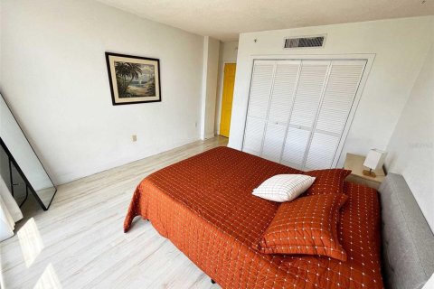 Condo in Saint Petersburg, Florida, 2 bedrooms  № 1718405 - photo 9