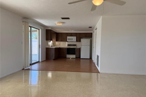 Villa ou maison à louer à Holiday, Floride: 2 chambres, 88.07 m2 № 2416731 - photo 5