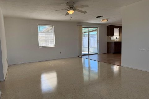 Villa ou maison à louer à Holiday, Floride: 2 chambres, 88.07 m2 № 2416731 - photo 4