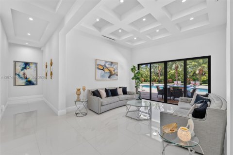 House in Miami, Florida 6 bedrooms, 423.73 sq.m. № 2312000 - photo 9