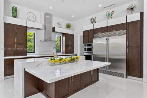 House in Miami, Florida 6 bedrooms, 423.73 sq.m. № 2312000 - photo 11