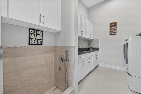 House in Miami, Florida 6 bedrooms, 423.73 sq.m. № 2312000 - photo 28