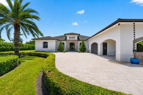 House in Miami, Florida 6 bedrooms, 423.73 sq.m. № 2312000 - photo 8