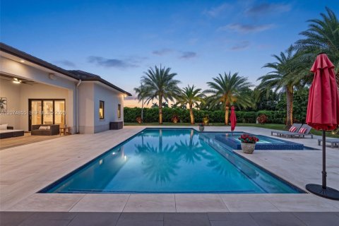 House in Miami, Florida 6 bedrooms, 423.73 sq.m. № 2312000 - photo 3