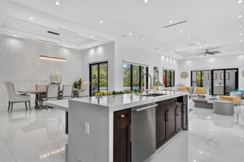 House in Miami, Florida 6 bedrooms, 423.73 sq.m. № 2312000 - photo 13
