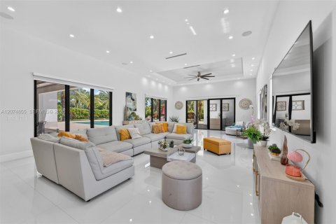 House in Miami, Florida 6 bedrooms, 423.73 sq.m. № 2312000 - photo 16