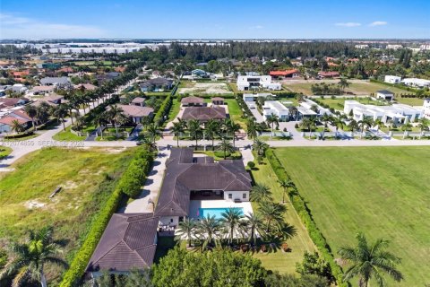 House in Miami, Florida 6 bedrooms, 423.73 sq.m. № 2312000