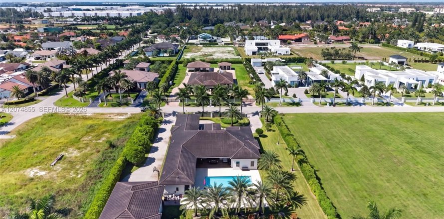 House in Miami, Florida 6 bedrooms, 423.73 sq.m. № 2312000