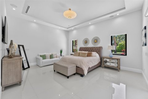 House in Miami, Florida 6 bedrooms, 423.73 sq.m. № 2312000 - photo 17