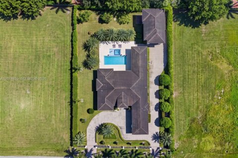 House in Miami, Florida 6 bedrooms, 423.73 sq.m. № 2312000 - photo 5