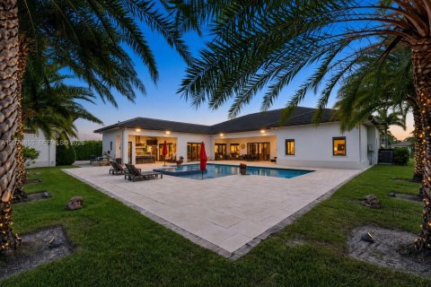 House in Miami, Florida 6 bedrooms, 423.73 sq.m. № 2312000 - photo 6