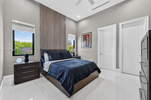 House in Miami, Florida 6 bedrooms, 423.73 sq.m. № 2312000 - photo 22