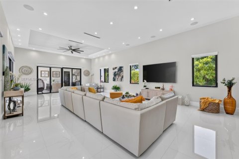 House in Miami, Florida 6 bedrooms, 423.73 sq.m. № 2312000 - photo 15