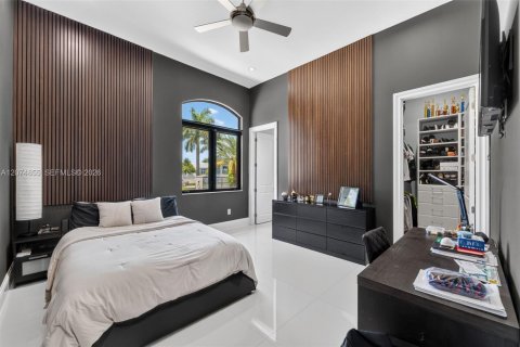 House in Miami, Florida 6 bedrooms, 423.73 sq.m. № 2312000 - photo 20