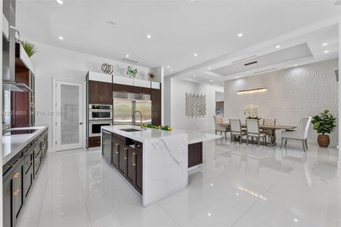 House in Miami, Florida 6 bedrooms, 423.73 sq.m. № 2312000 - photo 12