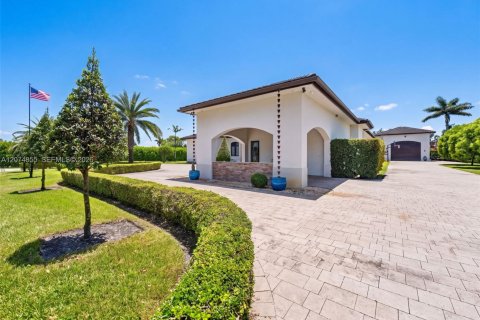 House in Miami, Florida 6 bedrooms, 423.73 sq.m. № 2312000 - photo 30