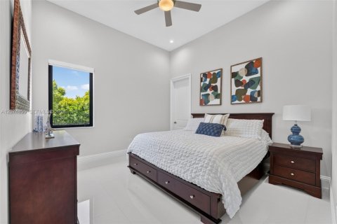 House in Miami, Florida 6 bedrooms, 423.73 sq.m. № 2312000 - photo 24