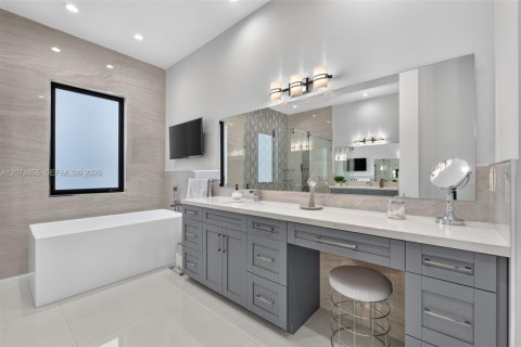 House in Miami, Florida 6 bedrooms, 423.73 sq.m. № 2312000 - photo 18