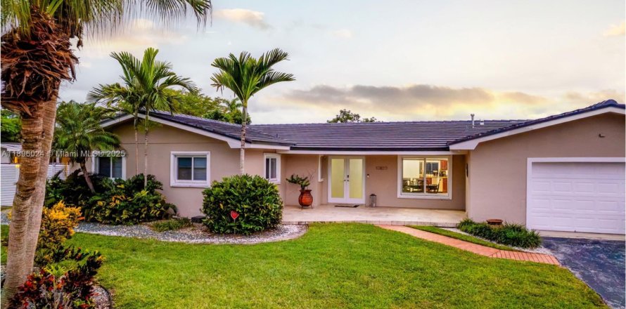 Дом в Майами, Флорида 4 спальни, 183.76м2 № 2020588