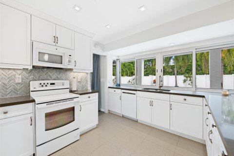 House in Hollywood, Florida 4 bedrooms, 192.87 sq.m. № 1871689 - photo 8