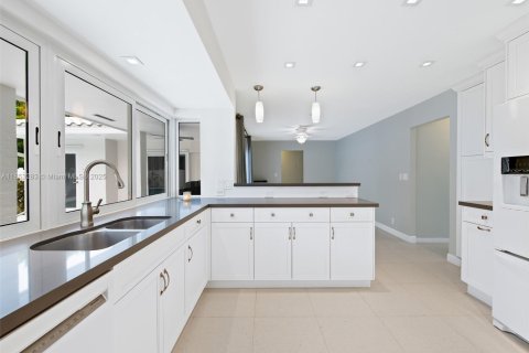 House in Hollywood, Florida 4 bedrooms, 192.87 sq.m. № 1871689 - photo 11