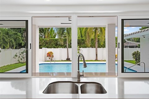 House in Hollywood, Florida 4 bedrooms, 192.87 sq.m. № 1871689 - photo 10