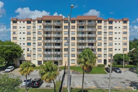 Condo in Miami, Florida, 1 bedroom  № 1716057 - photo 1