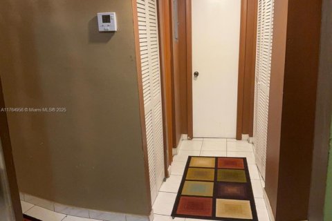 Condo in Miami, Florida, 1 bedroom  № 1716057 - photo 5