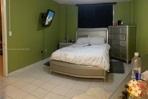 Condo in Miami, Florida, 1 bedroom  № 1716057 - photo 3