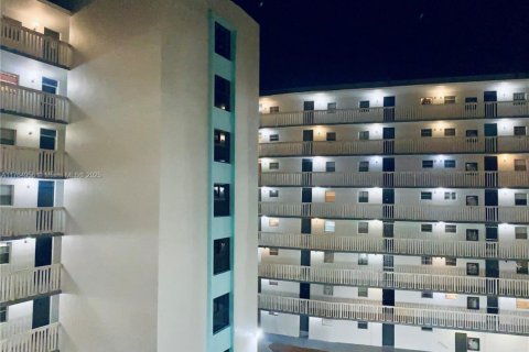 Condo in Miami, Florida, 1 bedroom  № 1716057 - photo 2