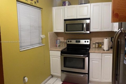 Condo in Miami, Florida, 1 bedroom  № 1716057 - photo 9