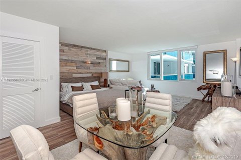 Condo in Miami Beach, Florida  № 1953546 - photo 1