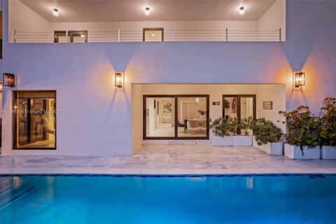 House in Coral Gables, Florida 4 bedrooms, 373 sq.m. № 1930143 - photo 7