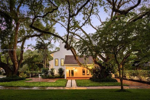 House in Coral Gables, Florida 4 bedrooms, 373 sq.m. № 1930143 - photo 1