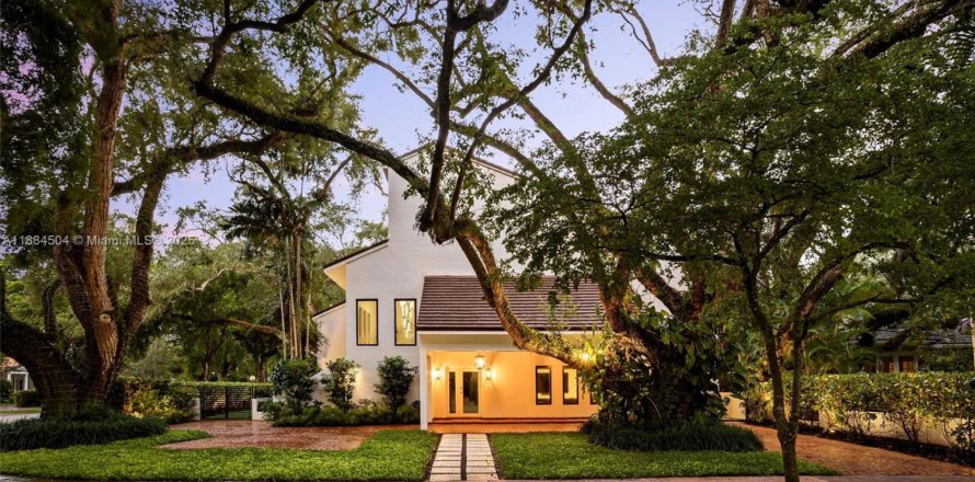 House in Coral Gables, Florida 4 bedrooms, 373 sq.m. № 1930143