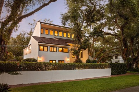 House in Coral Gables, Florida 4 bedrooms, 373 sq.m. № 1930143 - photo 5