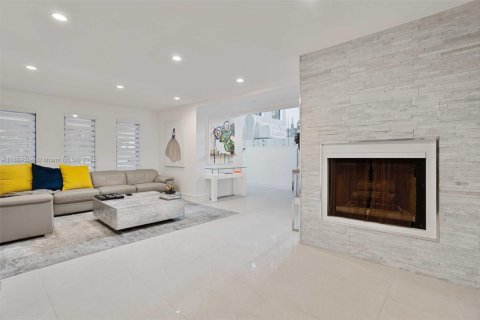 House in Coral Gables, Florida 4 bedrooms, 373 sq.m. № 1930143 - photo 13