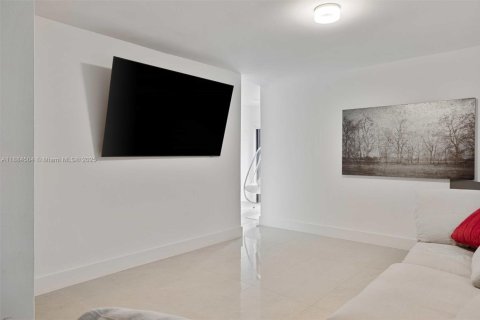 House in Coral Gables, Florida 4 bedrooms, 373 sq.m. № 1930143 - photo 29
