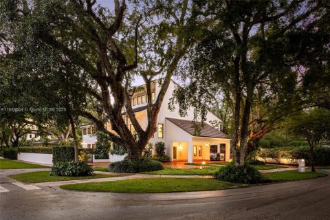 House in Coral Gables, Florida 4 bedrooms, 373 sq.m. № 1930143 - photo 2