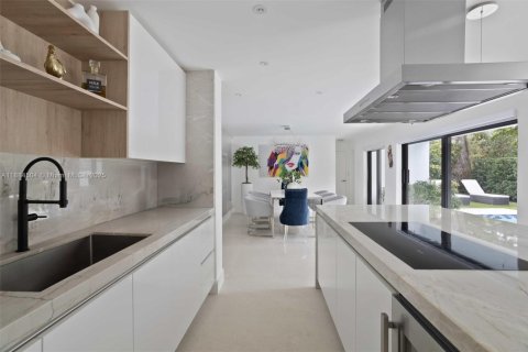House in Coral Gables, Florida 4 bedrooms, 373 sq.m. № 1930143 - photo 18