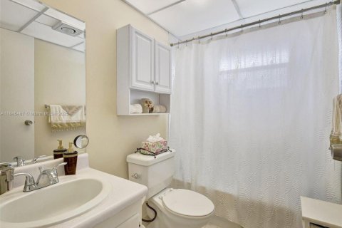 Condo in Delray Beach, Florida, 2 bedrooms  № 1846091 - photo 25