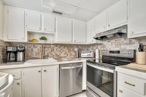 Condo in Delray Beach, Florida, 2 bedrooms  № 1846091 - photo 13
