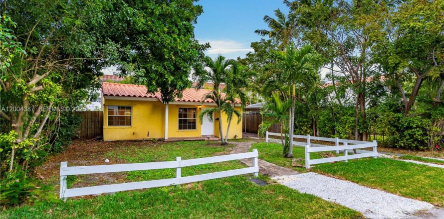 House in Fort Lauderdale, Florida 2 bedrooms, 86.12 sq.m. № 2068464