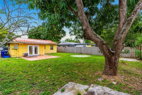 House in Fort Lauderdale, Florida 2 bedrooms, 86.12 sq.m. № 2068464 - photo 13